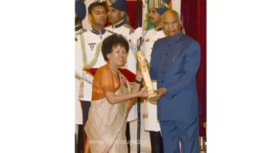 बछेंद्री पाल को राष्ट्रपति रामनाथ कोविंद पद्मा भूषण सम्मान देते हुए