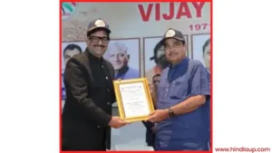 संजय जैन सर को नितिन गडकरी सम्मानित करते हुए 